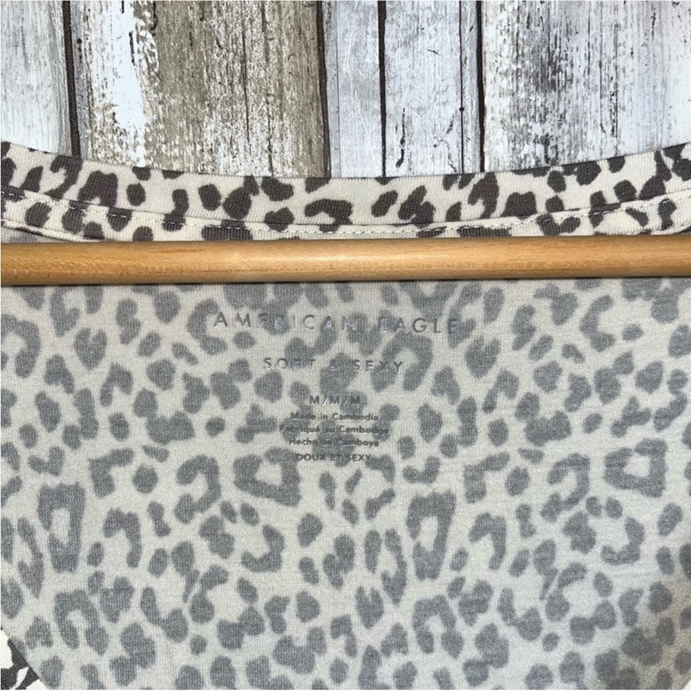American Eagle Leopard Brown Cream Tee Women’s Medium - Picture 4 of 4